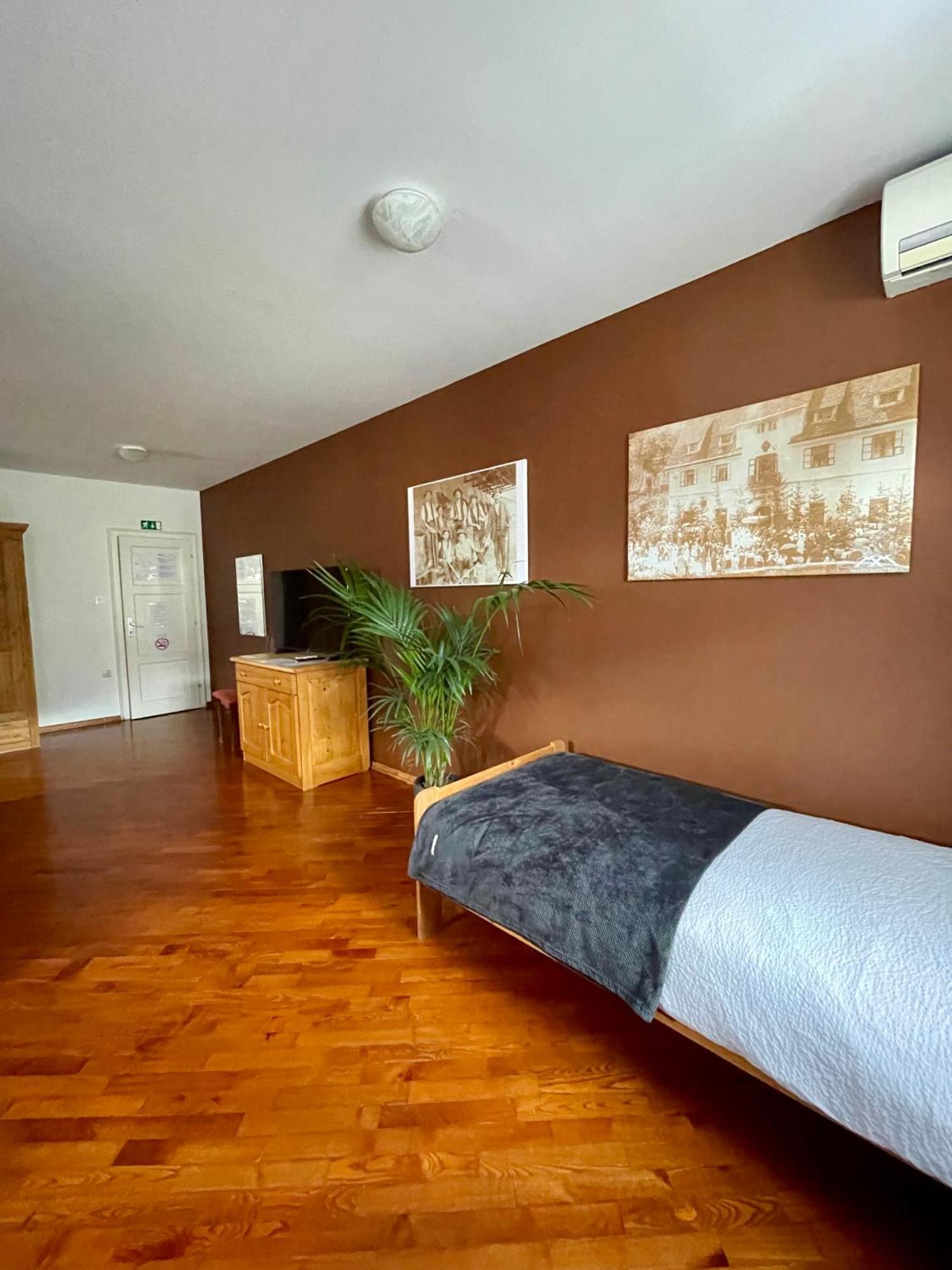 Gostisce Barbara Hotel Идрия Екстериор снимка
