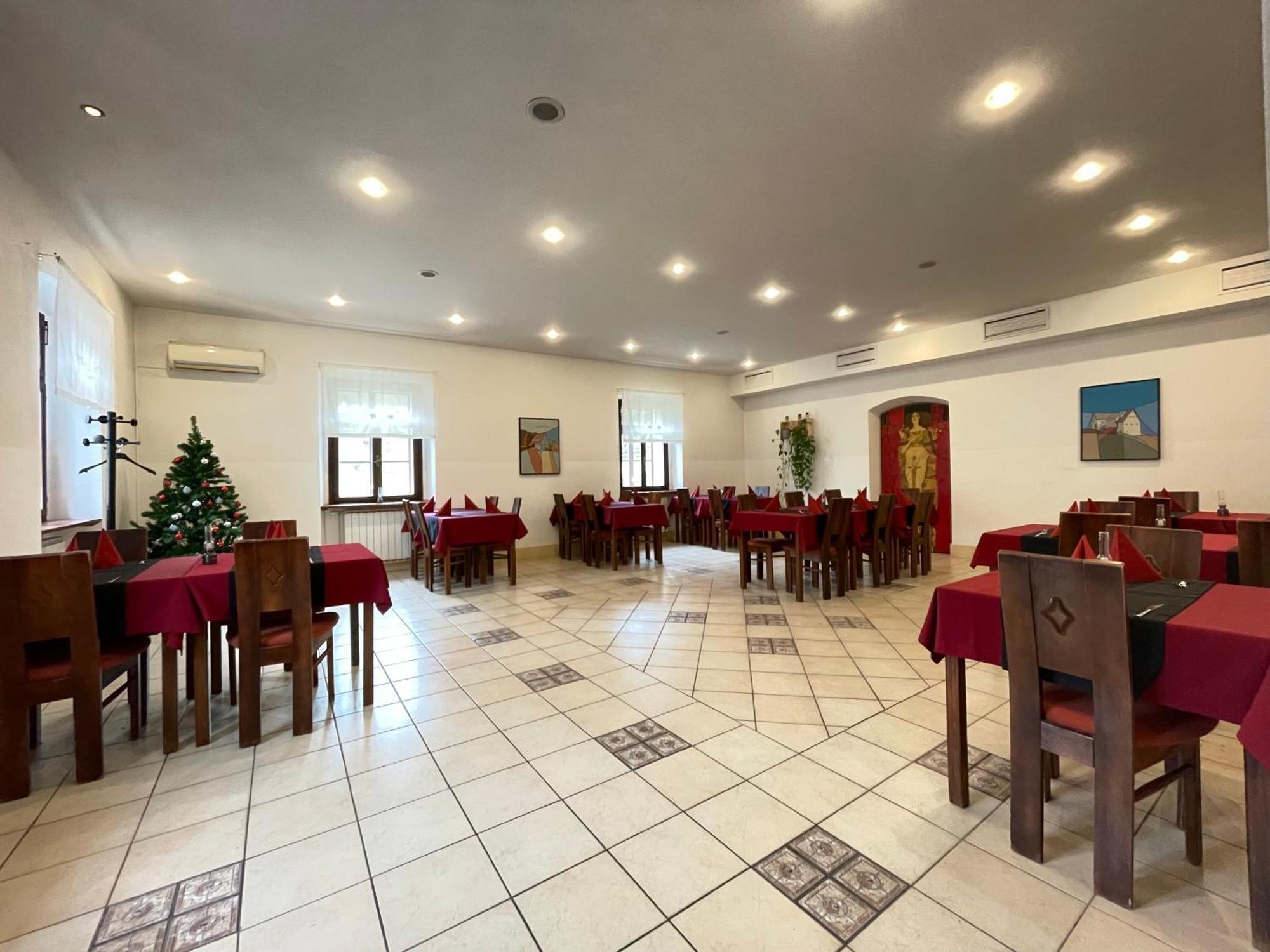 Gostisce Barbara Hotel Идрия Екстериор снимка